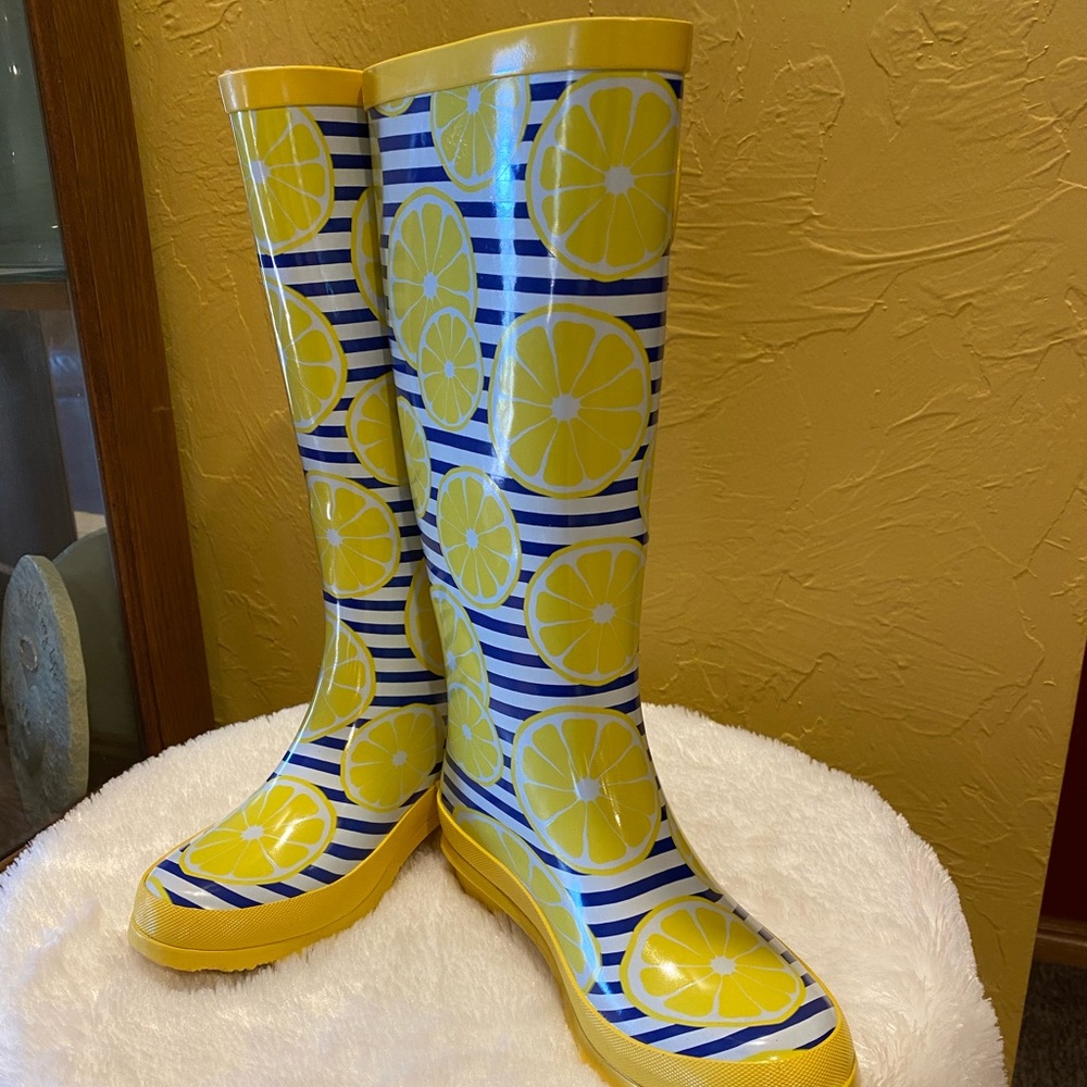 Women’s size 7 rainboots